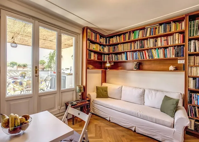 Attic With Terrace Overlooking St Peter's Basilica روما